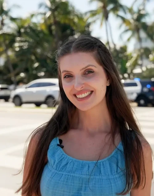 Learn real English by Giovana! Her course, The Fluency Factory, helps you master practical grammar, real-life expressions, and speak